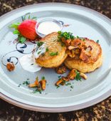 Колдуны с уткой и кроликом на подушке из лесных грибов под соусом «Строганов» (250/30/15 г)