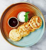 Сырники с джемом и сметаной (310 г)