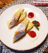 Блины с творогом, сметаной и клубничным вареньем (300/30/1 г)
