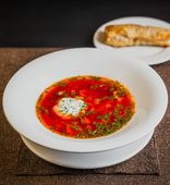 Борщ с вкусным пирожком (250/30/20/60/2 г)