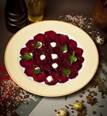 Карпаччо из свеклы с томатным джемом и копченой сметаной (271 г)