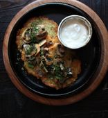 Potato pancakes with mushrooms and sour cream (220/50 g)