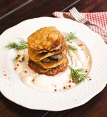 Beef Medallions with Potato Fritters (Deruny) in Creamy Horseradish Sauce (150/100/60/1 g)