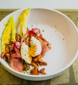 Salad with Baked Potatoes, Chanterelles, Air-Dried Pork, and Egg (220 g)