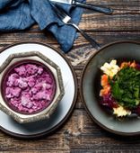 Теплый салат с картофелем , лососем, луковым мармеладом и свекольной сметаной (270 г)
