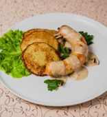 Домашняя куриная колбаска с грибным соусом и драниками (100/50/150 г)