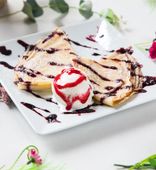 Pancakes with Ice Cream and Sauce (100/50/30/2 g)