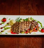 Minions of Beef on a pillow of vegetables, with porcini mushrooms, and mashed potatoes (230 g)
