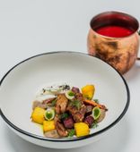 Борщ с говядиной, вишней и копченым чесноком