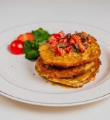 Potato Fritters with Beef, Bell Pepper, and Cream Sauce (240 g)