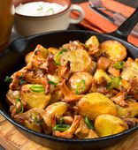Potatoes with roasted chanterelles and bacon (1/407 g)