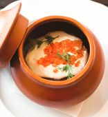 Draniki in Clay Pot with Cream Sauce and Red Caviar (250/100/2 g)