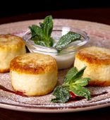 Cottage Cheese Pancakes (Syrniki) with Homemade Sour Cream (150 g)
