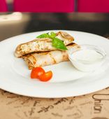 Блины с куриным филе и консервированным огурцом (270/60 г)