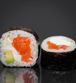 Ролл с копченым лососем (230 г)