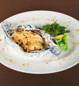 Карп (филе) запеченный с овощами в фольге (225/100 г)