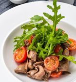 Итальянский салат с ростбифом, рукколой, томатами черри и бальзамическим дрессингом (250 г)