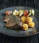 Говядина c картофельными крокетами и овощами на гриле (140/110/75 г)