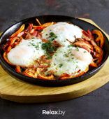 Яичница с овощами и беконом (220 г)