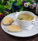 Куриный бульон с яйцом и сырными гренками (250/52 г)
