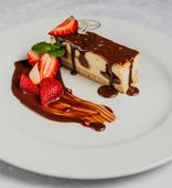 Cheesecake with Soft Chocolate Sauce and Strawberries (100/50/30/2 g)