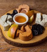 Assorted Homemade Cheese with Honey and Apple (525 g)