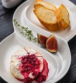 Запеченный сыр Бри с медом и тимьяном. Подается с соусом Камберленд и хрустящими крутонами (95/40/40 г)