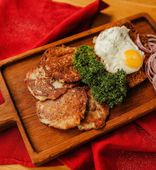 Драники с шницелем и яйцом (460 г)