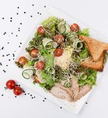 Салат «Цезарь» с курицей (210 г)