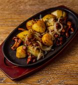 Baked Potatoes with Chanterelles and Onions (250 g)
