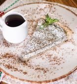 Маковый пирог с ягодным соусом (150/50 г)