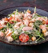 Цезарь с копченым лососем (220 г)