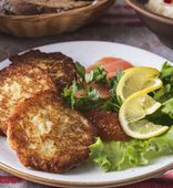 Potato pancakes with light-salted salmon and caviar (320/13 g)