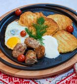 Draniki (potato pancakes) with homemade sausage and egg (1/240/100/50/25/2 g)