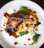Duck leg with sauce of "baked apples" and crushed potatoes with cranberries (170/150/40 g)