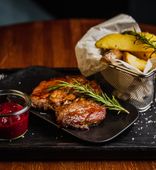 Свинина жареная с травами и брусничным соусом (350 г)