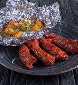 Свиные ребра чили с запеченным картофелем и сыром (250/200/50 г)