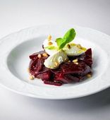 Салат из запеченной свеклы с козьим сыром (290 г)