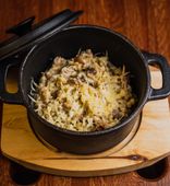 Булгур с томлёной уткой и белыми грибами в горшочке (250 г)