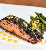 Стейк из семги с лимонным соусом и овощами (150/50/150/20 г)