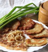 Draniki “Hot off the Skillet” with Bacon, Onion and Sour Cream with greens (320/100/50 g)