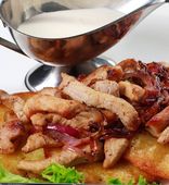 Жаренка с драниками и сметаной (150/30/150/100/2 г)