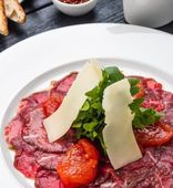 Карпаччо из говядины с рукколой, Пармезаном и конфитюром из томатов (100/90 г)
