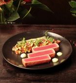 Стейк из тунца с сальсой из свежих овощей (180/150/30/15 г)