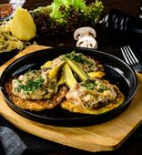 Драники с беконом и сметанным соусом (150/150/10/1 г)