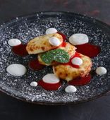 Cheesecakes with sour cream and kuli from strawberry (140/40/40/1 g)