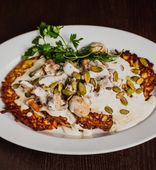 Драники с соусом из белых грибов и семечками тыквы (150/130/10/5 г)