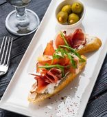 Винный сет. Брускетта с Пармой и козьим сыром, оливки и миндаль (95/30 г)