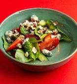 Салат с клубникой и голубым сыром