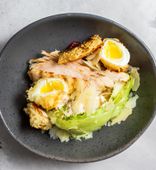 Салат с цыпленком, соусом из тунца и роменом